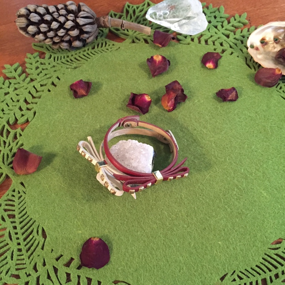 Banana republic gold studded bow bracelets pair - Picture 2 of 4